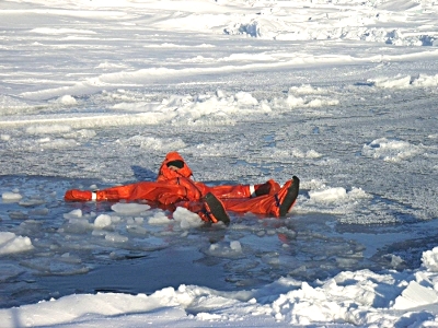 Dry suit swimming near the North Pole - Photo: Helen Turton